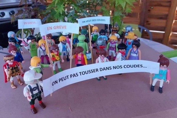 Playmobils en grève.jpg