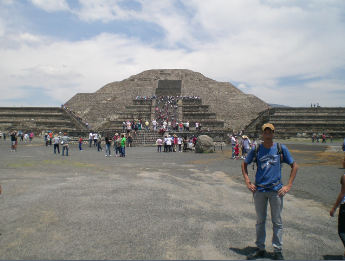 Teotihuacan pyramide de la lune.PNG